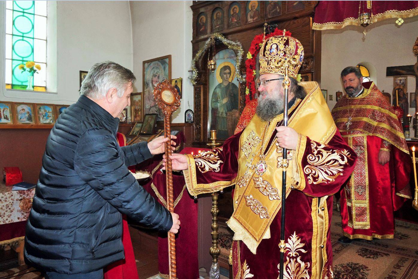 Иван Аспарухов дари на Негово Високопреосвещенство старинна дърворезбована рапида